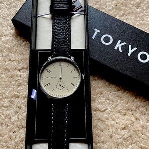 Men’s TOKYObay wristwatch featuring leather band and second hand.